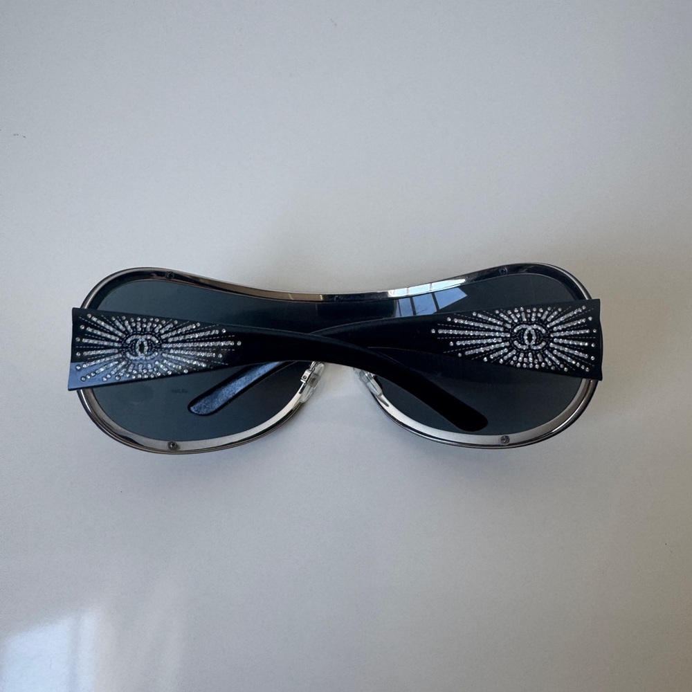 Vintage Chanel sunglasses - Picture 3 of 15